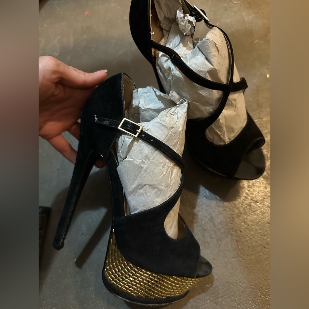 Liliana Black Heels with Gold Platform - Picture 7 of 9